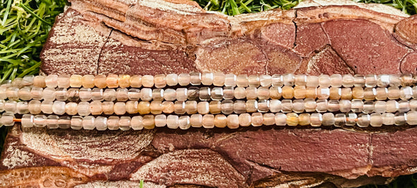 Perles cubes en Pierre de Lune Pêche en 2 mm - Les bijoux de Théa