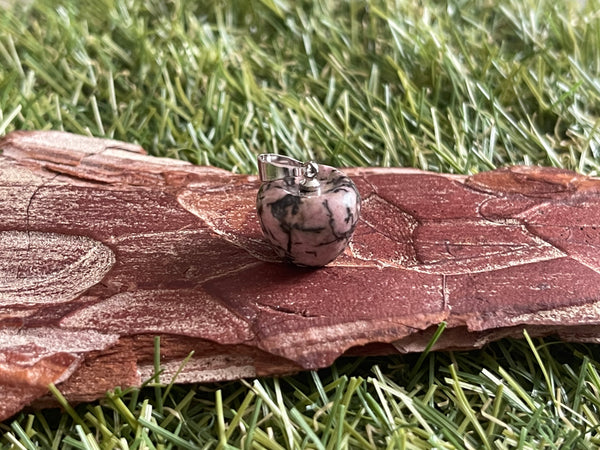 Pendentif Pomme en Rhodonite - Les bijoux de Théa