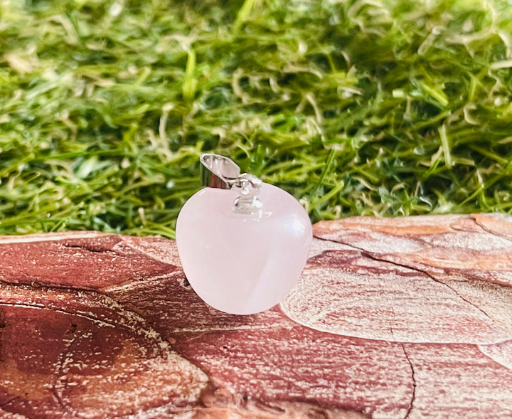 Pendentif Pomme en Quartz rose - Les bijoux de Théa