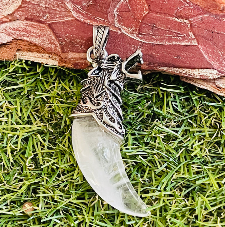 Pendentif tête de loup serti d'un Cristal de roche - Les bijoux de Théa