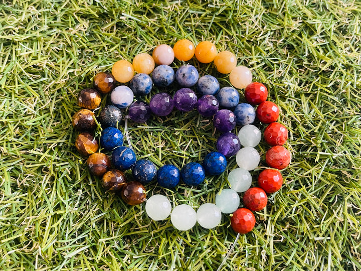 Fil de Perles naturelles 7 Chakras en 8 mm facettées - Les bijoux de Théa