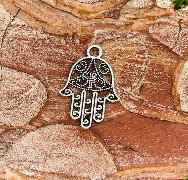 Lot de 5 breloques Main pour bracelet - Les bijoux de Théa